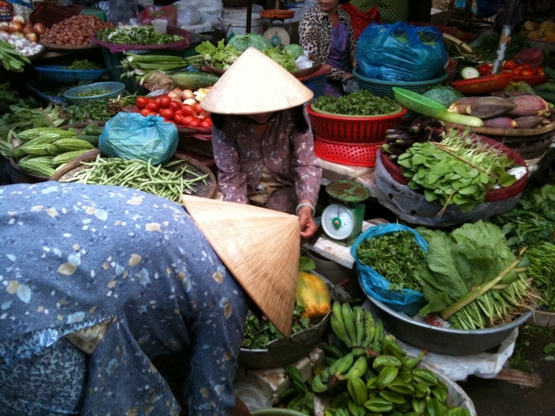 ベトナムの市場。青菜がたくさん並ぶ（筆者撮影）