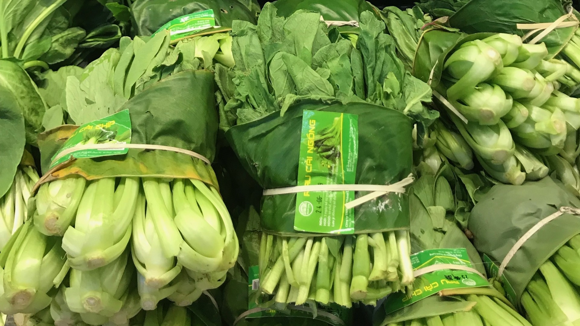 ベトナムのスーパーではバナナの葉で野菜をくるんで販売、米粉ストロー