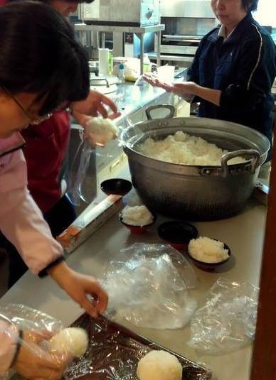 2016年の熊本地震の後、炊き出しでおにぎりを握る人たち（越智新氏撮影）