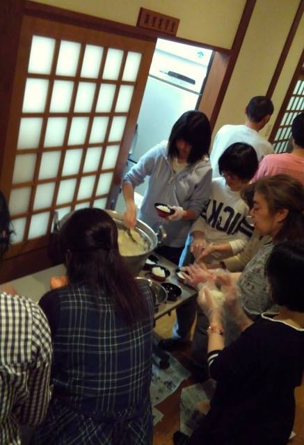 2016年の熊本地震のあと、おにぎりを握る人たち(越智新氏撮影)