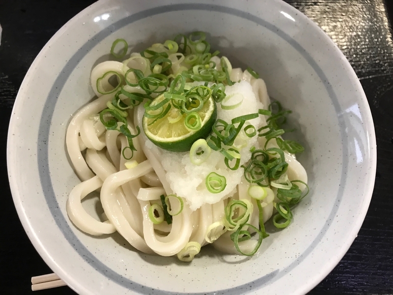 こちらは酸味がきいていてとても美味しかった！「冷やしうどん」（筆者撮影）