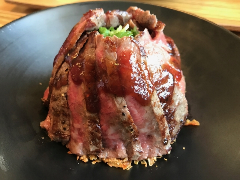 京都・佰食屋の国産牛ステーキ丼（筆者撮影）