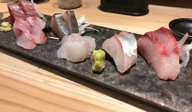中目黒の魚治では、その日、市場から届いた魚を刺身や天ぷらなど美味しく料理して提供している（筆者撮影）