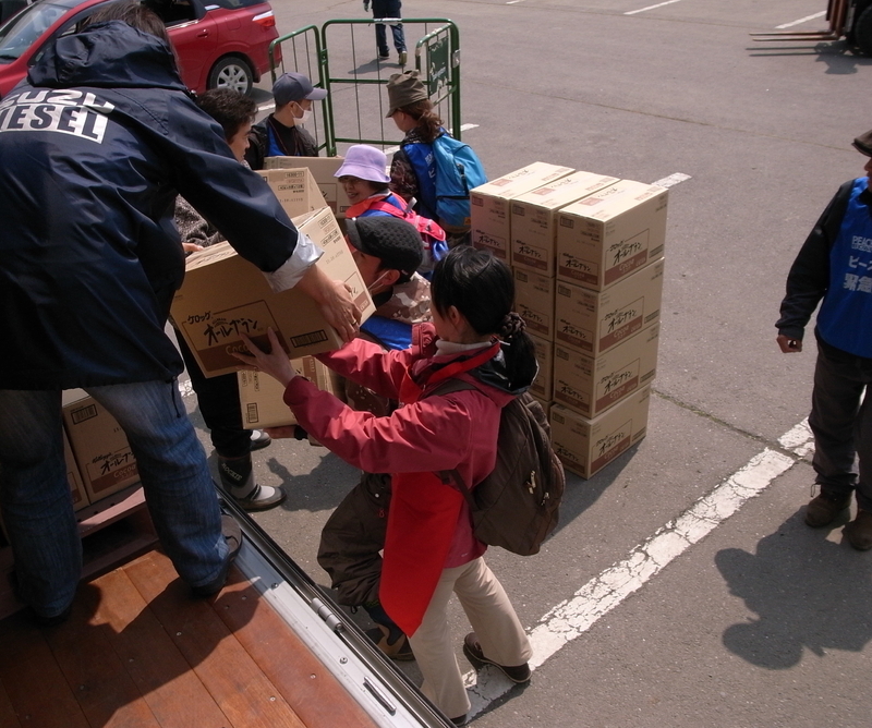 2011年4月、東日本大震災の後、当時勤務していた食品メーカーの商品をトラックに積んでフードバンクとともに宮城県石巻市へ運んだ（赤い服が筆者、関係者撮影）