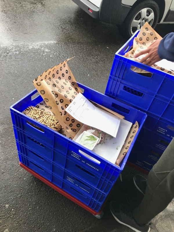 料理やパンが詰められた青い箱（筆者撮影）