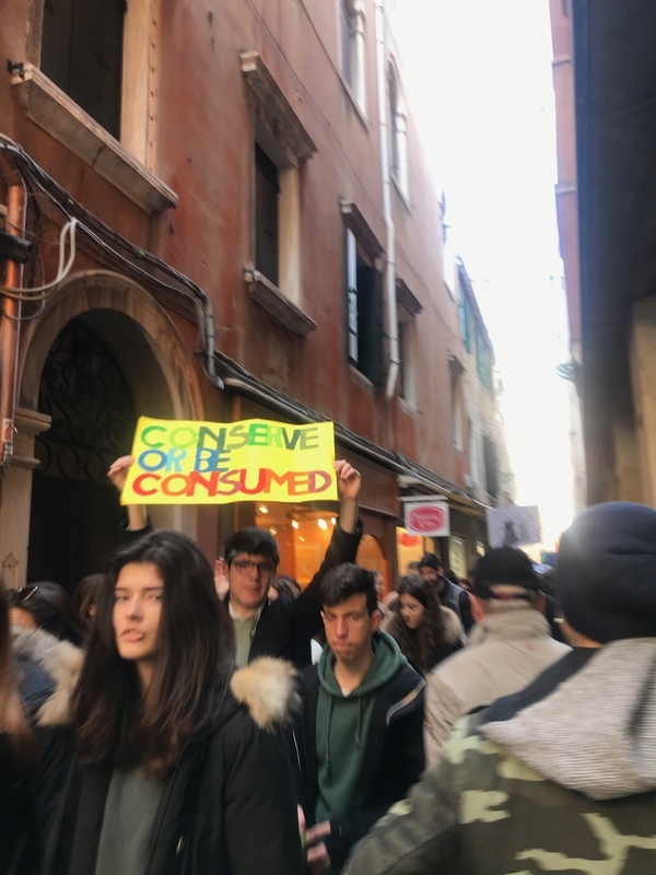 ベネツィアでFridaysForFutureデモを行う若者たち（筆者撮影）