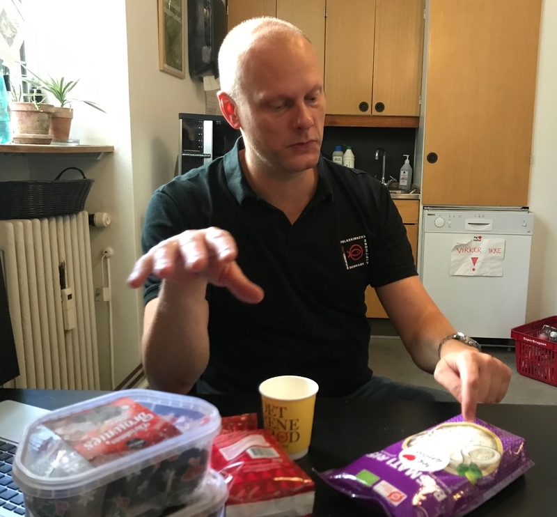  取材に応じてくれたプロジェクトマネジャー、Jan-Martin Mikkelsen（マーティン）さんが左手で指差している紫色の袋に、粒の欠けたお米が集められて入っている（筆者撮影）