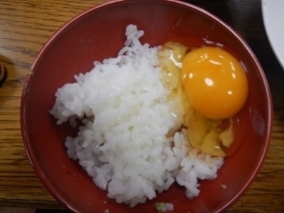 待ちに待った生卵で卵かけご飯（竪谷博さん撮影）