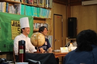 北海道・函館の小学校の南極授業に生放送で出演する竪谷博さん（写真手前左、関係者撮影）