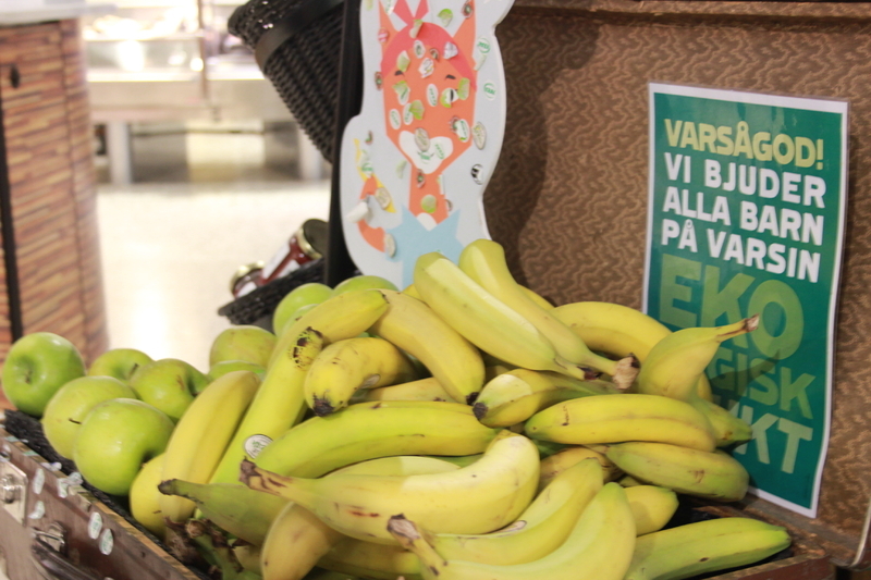 ゴットランド島のCOOPのバナナ。買い物に来る親のこどもたちは１本無料で食べていいのだという（株式会社ワンプラネット・カフェ撮影）