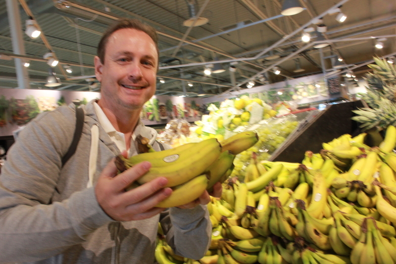 COOPで販売しているバナナを持つペオさん（株式会社ワンプラネット・カフェ撮影）