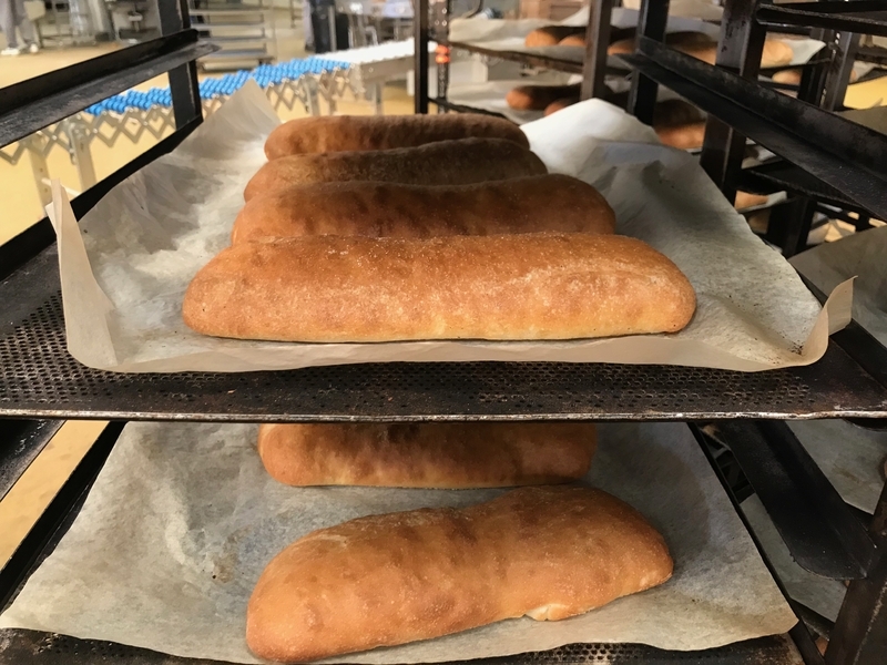工房では、長細いタイプのパンも焼かれていた（筆者撮影）