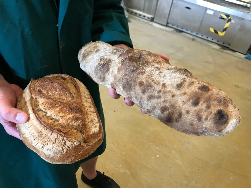 種類の異なるパンを同じ釜で焼いている（筆者撮影）