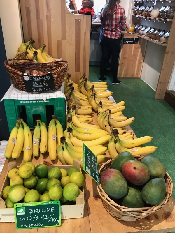 店内に置かれたバナナや柑橘類（筆者撮影）