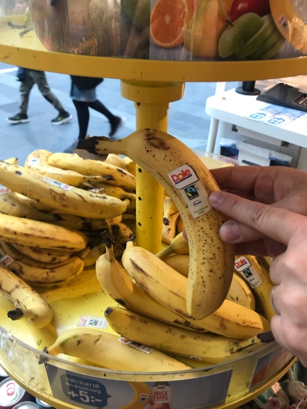 スウェーデンのセブンイレブンで販売されているバナナは、すべて認証マークがついている。生産者に負担をかけない方法で作ったことを証明する認証（筆者撮影）