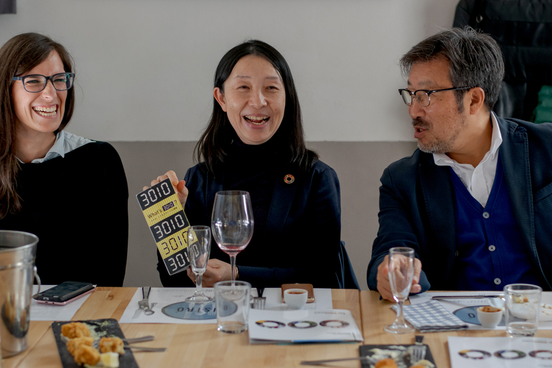 イタリアで、日本の食べ残しゼロ運動「30・10（さんまるいちまる）」運動を説明する筆者（真ん中）と、同行してくれた佐藤友啓さん（右）と現地の会社の女性（左）Francesca Nota氏撮影