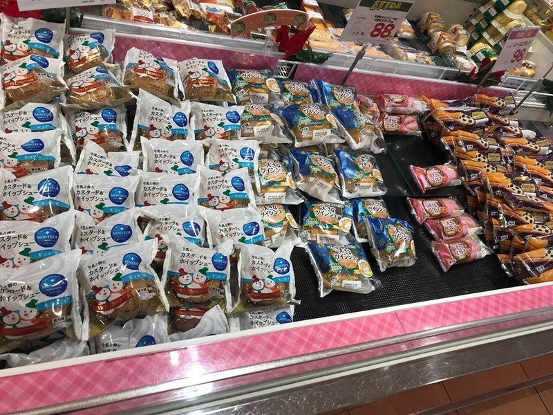 2019年12月25日、スーパーに山と積まれたスイーツ(桑原慧さん撮影)