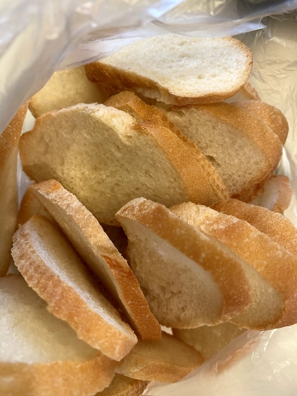 宴会ではビュッフェで出されたフランスパンも「持ち帰り禁止」。パンですら持ち帰り禁止なら、パン屋はどうやって商売するのだろう？（筆者撮影）