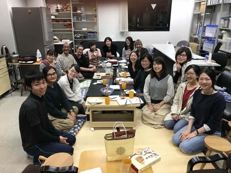 2018年10月、京都大学で廃棄物の研究に携わる浅利美鈴先生の研究室で、筆者は手前右から6番目(関係者撮影)
