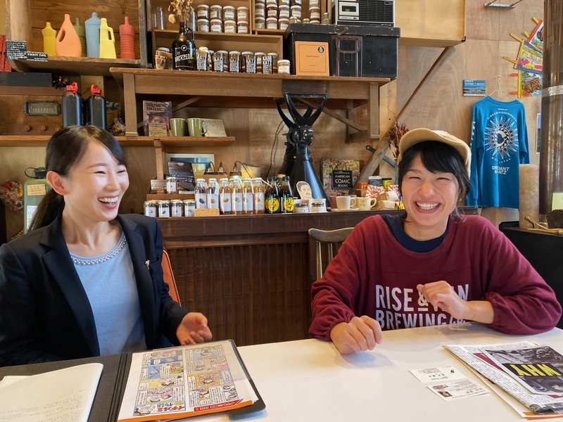 池添亜希さん（右）。左はこの日来店していた東京都環境公社の金子藤子さん（筆者撮影）