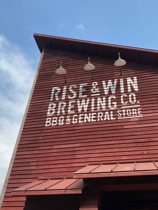 徳島・上勝町のRISE & WIN Brewing Co. BBQ & General Store（筆者撮影）