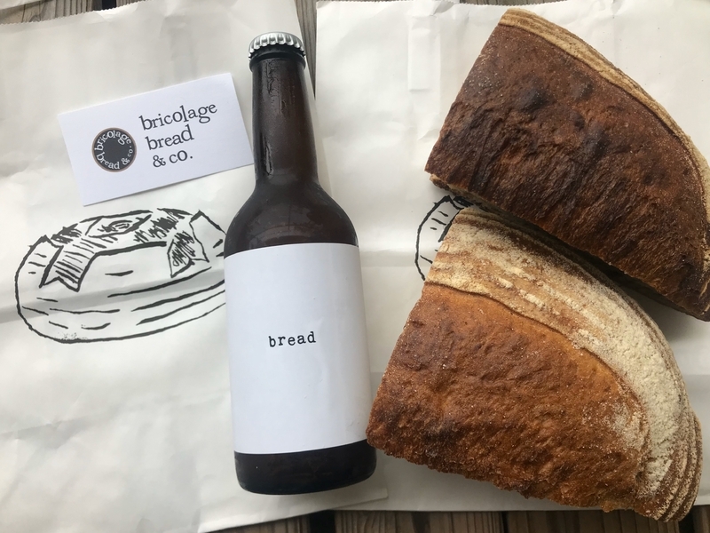 ブリコラージュブレッド（右）の耳から作ったビール、bread beer（筆者撮影）