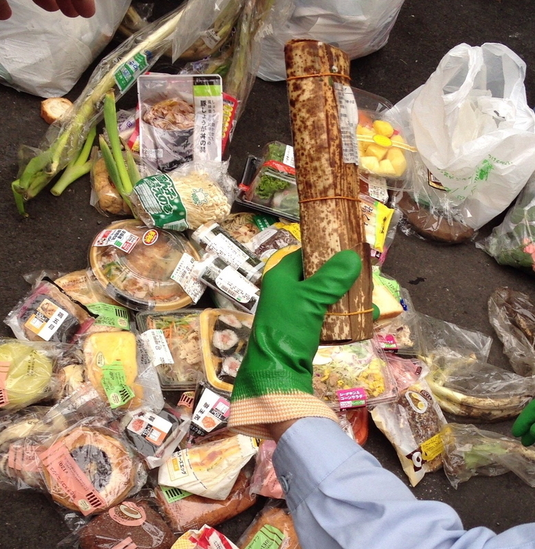 東京都の家庭ごみの収集現場から発見された、消費期限前・賞味期限前の食料品（NHK取材時に筆者撮影）