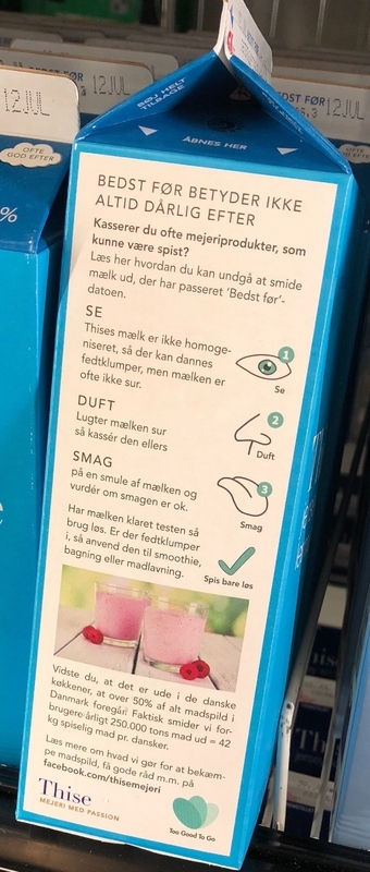 デンマークのある食品メーカーは牛乳パックの側面で「賞味期限とは美味しさの目安、五感を使って判断するように」と消費者啓発している（デンマークのToo Good To Go提供）