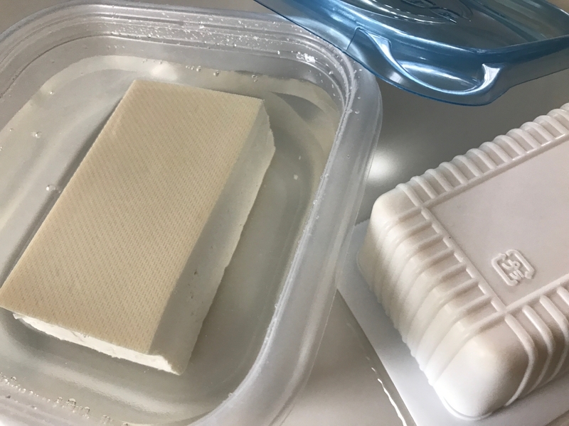 豆腐を保存する水を毎日換えていく(筆者撮影)