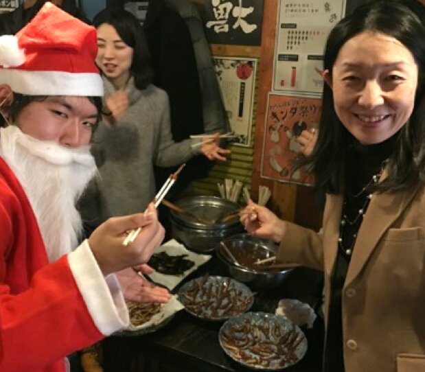 2016年12月24日、内山昭一先生主宰の昆虫料理教室。右が筆者、左がサンタに扮した参加者（参加者撮影）