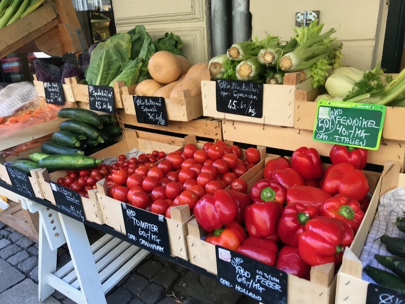 デンマーク・ロスマーケットの店先に並べられた野菜（筆者撮影）
