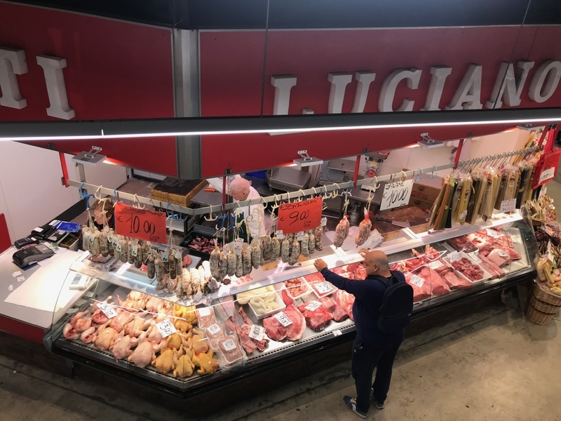 イタリア・フィレンツェの市場にある肉屋（筆者撮影）