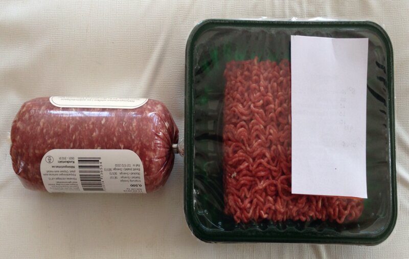 ひき肉の容器包装。左のような形態は重量が少なくて済むが、開封しにくく、処分しづらい（カールスタッド大学ヘレンさん提供）