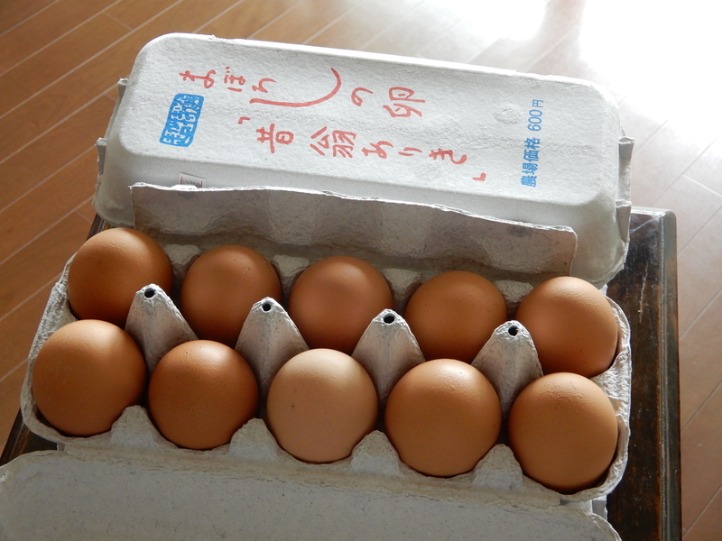 篠原養鶏場生産の卵「昔翁ありき」。現在は「生食賞味期限は生産日（発送日）より21日、以後加熱」としている（株式会社office 3.11撮影）