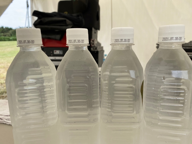 ペットボトルのミネラルウォーターは長期保存により容器を介して水が蒸発する（筆者撮影）