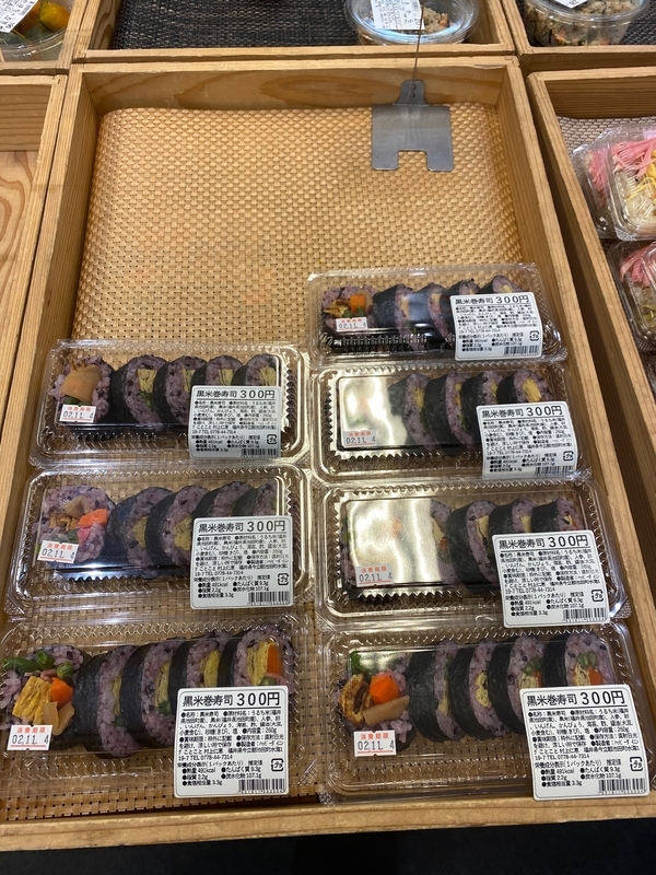 福井市の「こっぽい屋」で販売される黒米巻寿司（筆者撮影）
