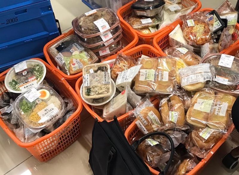 消費期限ではなく、その手前の販売期限で廃棄されるコンビニの食品(コンビニオーナー撮影)