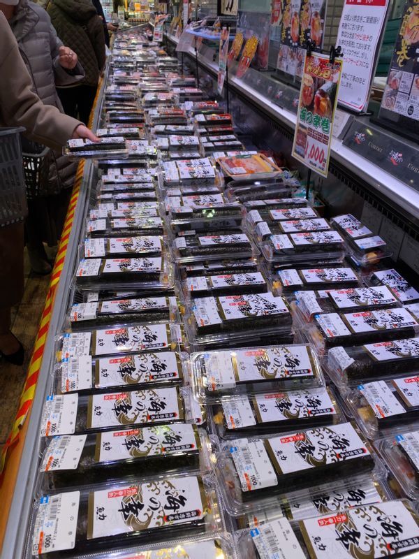 2020年2月3日、スーパーで販売される恵方巻(筆者撮影)