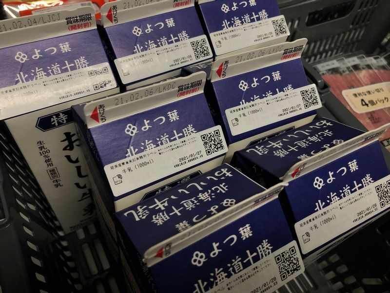 店舗で購入する場合、牛乳は特に商品棚の奥から取られやすい(撮影:大田美月氏)