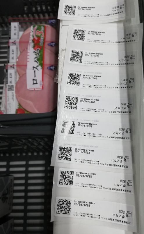 今回は機械による自動RFID貼りではなく、手で貼っていった(撮影:長谷拓海氏)