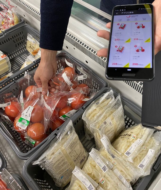 ゆでうどんやトマトの袋に貼られたRFID(筆者撮影)