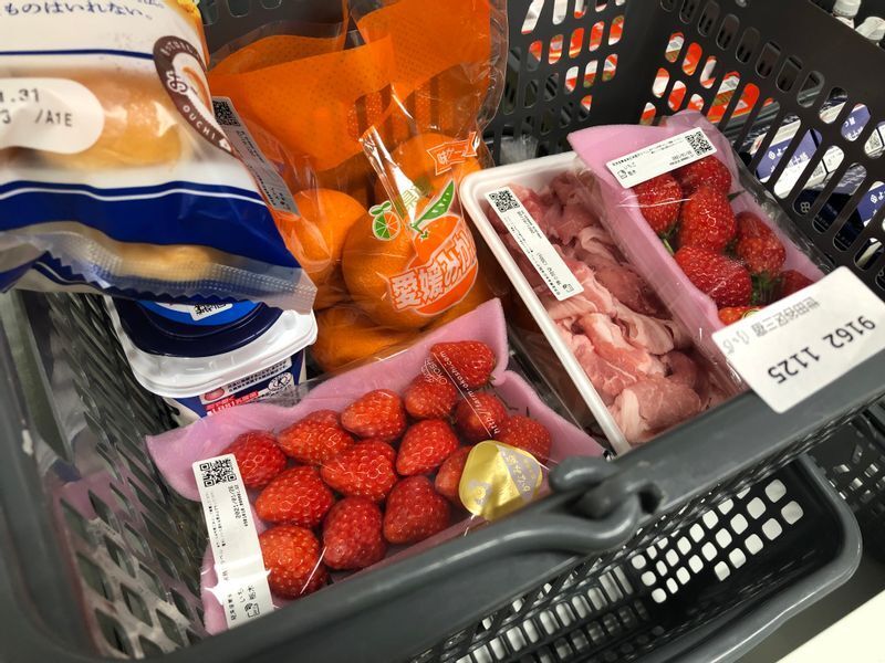 RFIDが貼られたいちごや肉、みかん、パンなど(撮影:大田美月氏)