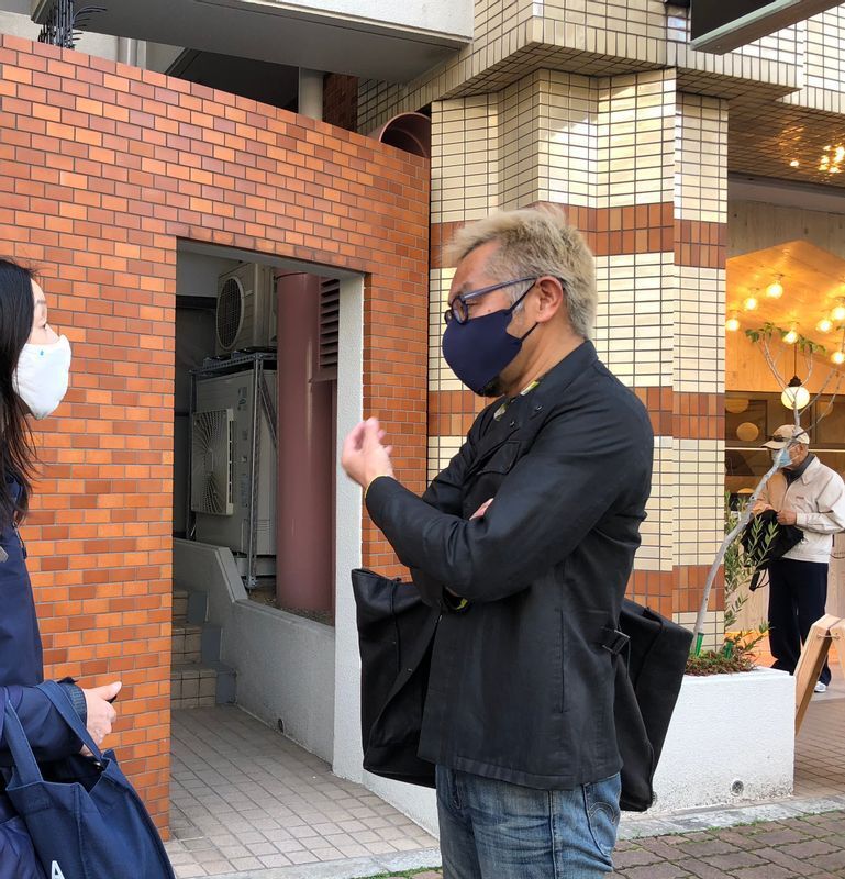 アトリエ・フィッシュの山下誠一郎さん(右)(撮影:大田美月氏)