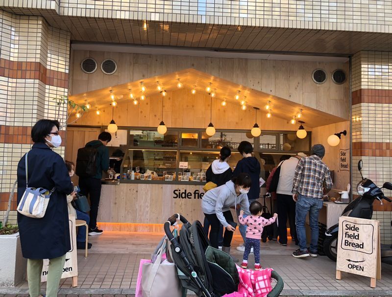 Side Field Breadはマンションの1階に位置しており、通りに面している。平日の午前中ということもあり、ベビーカーやシルバーカーが目立った(撮影:大田美月氏)