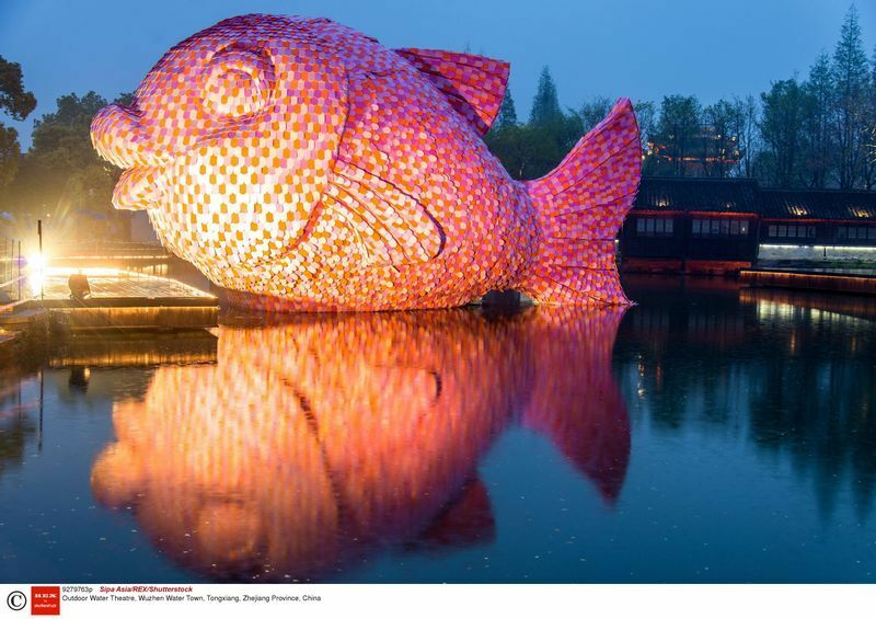 中国・水の都「烏鎮」 屋外劇場に魚のオブジェ