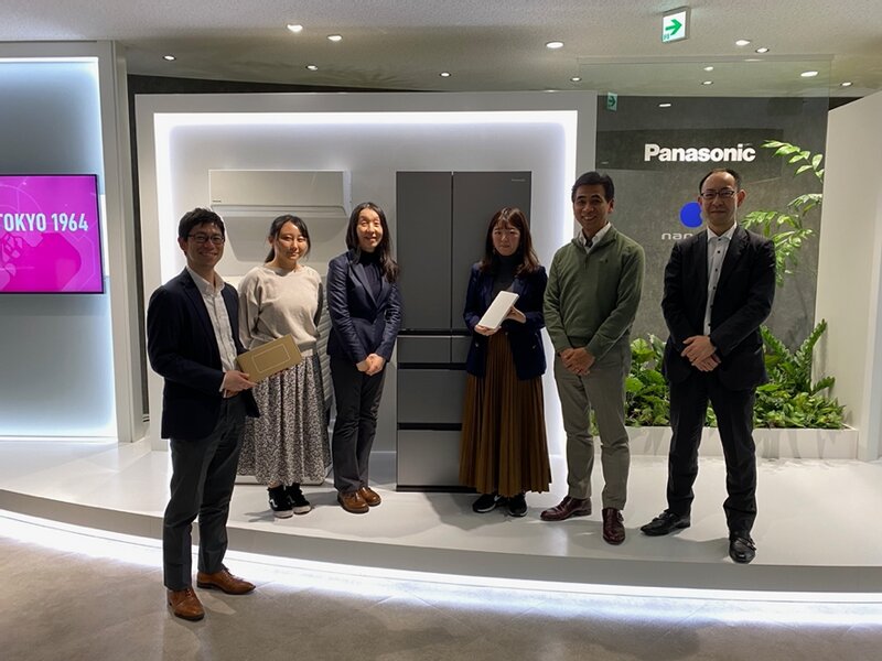 パナソニック株式会社アプライアンス社の皆様(写真、右から澤近京一郎氏、安平宣夫氏、西村美保氏、左から宮代達氏、大田美月氏、筆者。撮影:パナ社広報ご担当 岩館秀典氏、金森奈緒氏)