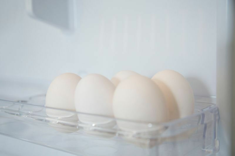 冷蔵庫についている卵ケース、実は買ってきたパックのまま、冷蔵庫の奥にしまう方がよい
