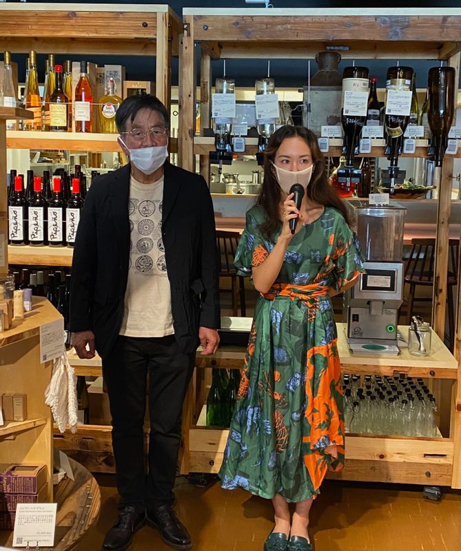 開店前日、2021年7月30日、メディア説明会での斗々屋広報のノイハウス萌菜さん（右）、株式会社寺岡精工 代表取締役会長の寺岡和治さん（左）。ノイハウスさんのワンピースの柄は、実は環境配慮に関するイラストが描かれている（筆者撮影）