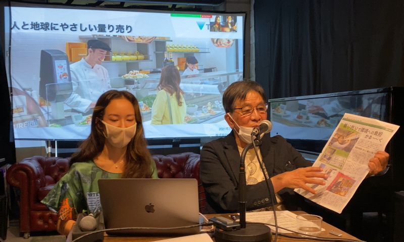 寺岡さん(右)が手に持っているのが2020年2月7日付の朝日小学生新聞「量り売り特集」。ここに斗々屋が掲載された(筆者作成)