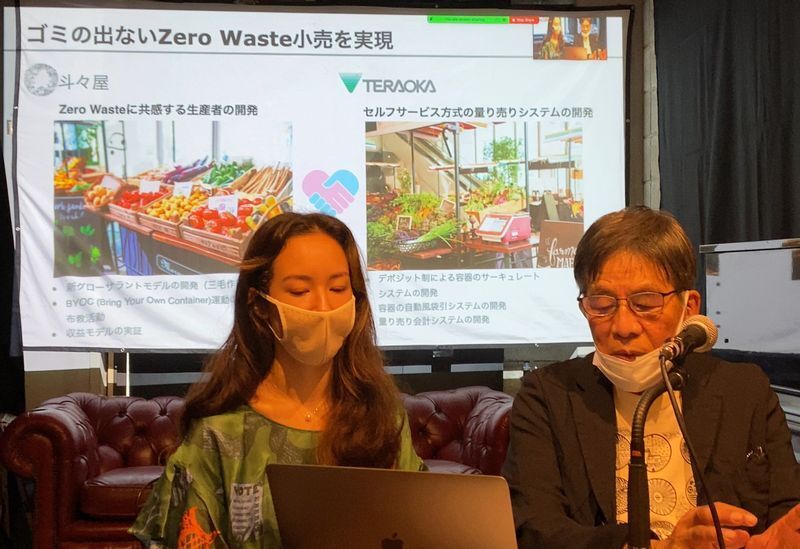 「新グローサラントモデル」について説明する寺岡さん(右)(筆者撮影)
